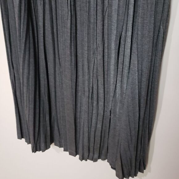 Komaron Medium Grey Textured Pleated Maxi Skirt with Front Slit - Picture 4 of 9